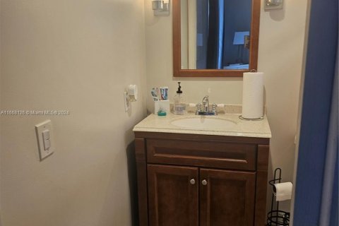 Condo in Miami, Florida, 2 bedrooms  № 1384349 - photo 17