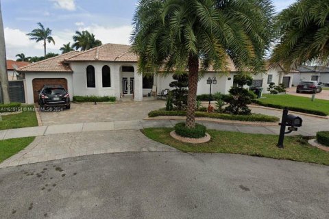 House in Miami, Florida 4 bedrooms, 236.16 sq.m. № 1237664 - photo 1