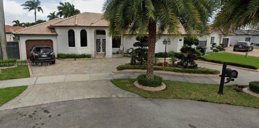 House in Miami, Florida 4 bedrooms, 236.16 sq.m. № 1237664