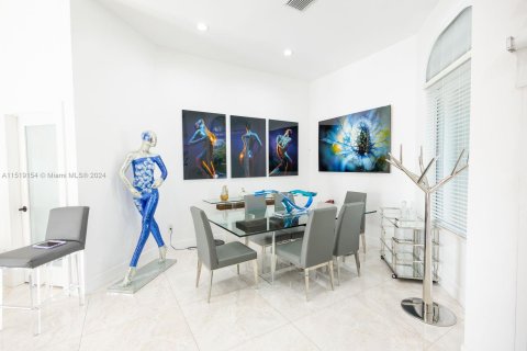 Villa ou maison à vendre à Miami, Floride: 4 chambres, 236.16 m2 № 1237664 - photo 6