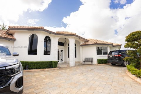 Villa ou maison à vendre à Miami, Floride: 4 chambres, 236.16 m2 № 1237664 - photo 2