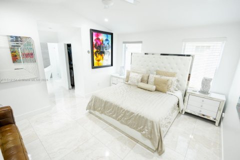 House in Miami, Florida 4 bedrooms, 236.16 sq.m. № 1237664 - photo 13