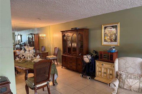 Condo in Miami, Florida, 2 bedrooms  № 1377564 - photo 9