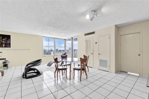 Condo in Miami Beach, Florida, 2 bedrooms  № 1401301 - photo 7