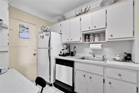 Condo in Miami Beach, Florida, 2 bedrooms  № 1401301 - photo 9