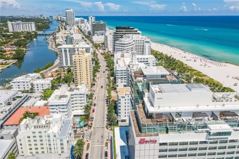 Condo in Miami Beach, Florida, 2 bedrooms  № 1401301 - photo 1