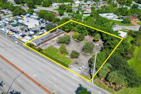 Propiedad comercial en venta en West Park, Florida № 1401266 - foto 4