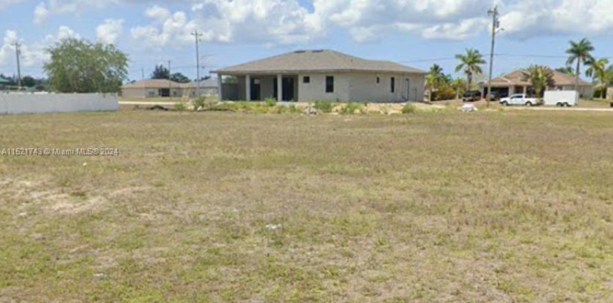Commercial property in Cape Coral, Florida № 972137