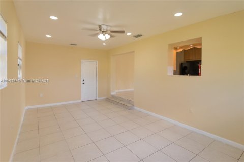 House in Miami, Florida 3 bedrooms, 116.41 sq.m. № 877992 - photo 13