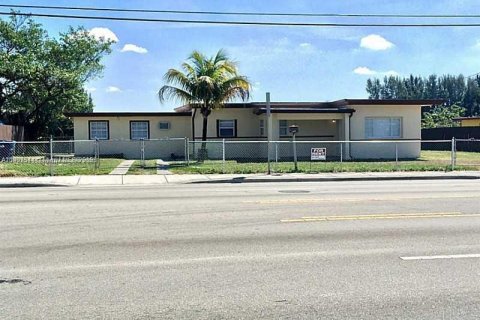 House in Miami, Florida 3 bedrooms, 112.6 sq.m. № 877993 - photo 1