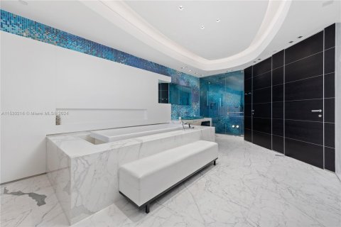 Condo in Miami Beach, Florida, 6 bedrooms  № 1000055 - photo 5