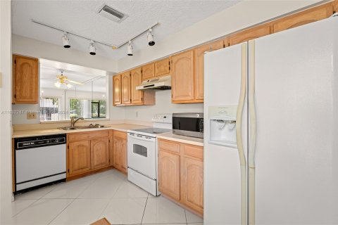 Townhouse in Coral Springs, Florida 2 bedrooms, 110.55 sq.m. № 1305214 - photo 9