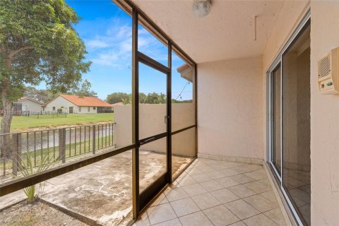 Townhouse in Coral Springs, Florida 2 bedrooms, 110.55 sq.m. № 1305214 - photo 29