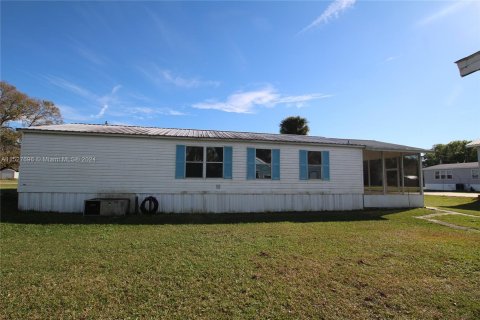 House in Moore Haven, Florida 3 bedrooms, 107.02 sq.m. № 991470 - photo 2