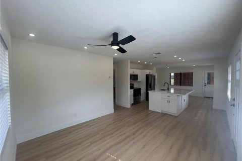 House in Tampa, Florida 3 bedrooms, 97.64 sq.m. № 1437993 - photo 8