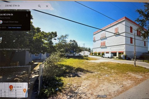 Terreno en venta en Miami, Florida № 1139033 - foto 1