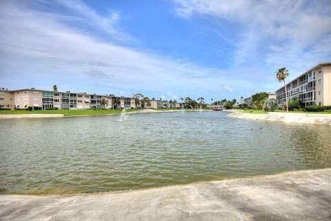 Condo in Palm Springs, Florida, 1 bedroom  № 1161960 - photo 20