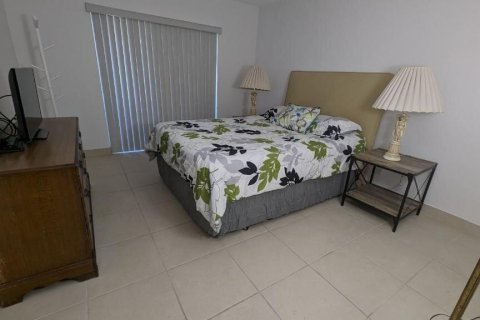 Condo in Palm Springs, Florida, 1 bedroom  № 1161960 - photo 4