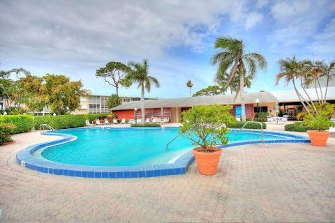 Condo in Palm Springs, Florida, 1 bedroom  № 1161960 - photo 21