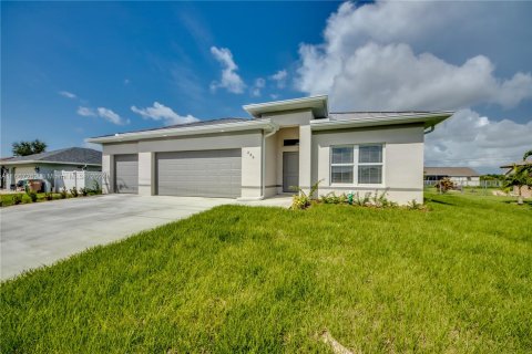 Casa en venta en Cape Coral, Florida, 4 dormitorios, 157.1 m2 № 1381883 - foto 1