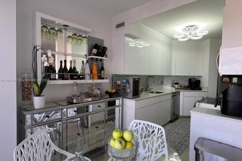 Condo in Aventura, Florida, 2 bedrooms  № 1381835 - photo 9