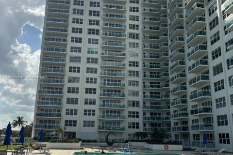 Condo in Fort Lauderdale, Florida, 2 bedrooms  № 1077656 - photo 1