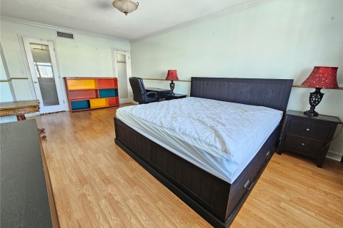 Condominio en venta en Hallandale Beach, Florida, 2 dormitorios, 117.52 m2 № 912157 - foto 9
