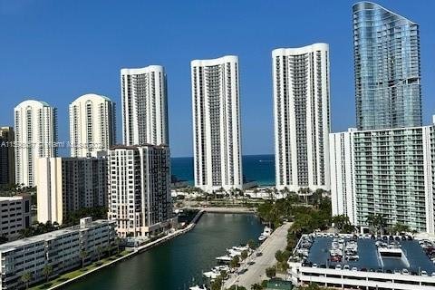 Condo in Sunny Isles Beach, Florida, 1 bedroom  № 1206917 - photo 1