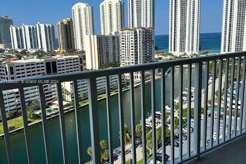 Condominio en venta en Sunny Isles Beach, Florida, 1 dormitorio, 70.79 m2 № 1206917 - foto 3