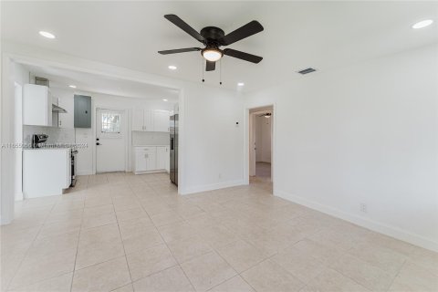 Casa en venta en Hollywood, Florida, 3 dormitorios, 80.55 m2 № 1352211 - foto 2