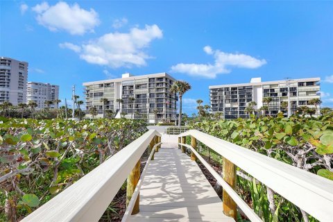 Condo in Hutchinson Island South, Florida, 2 bedrooms  № 1352213 - photo 17