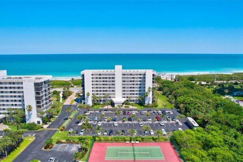 Condo in Hutchinson Island South, Florida, 2 bedrooms  № 1352213 - photo 1