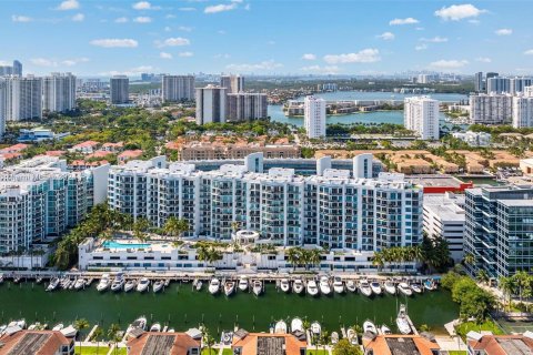 Condo in Aventura, Florida, 1 bedroom  № 1207173 - photo 1