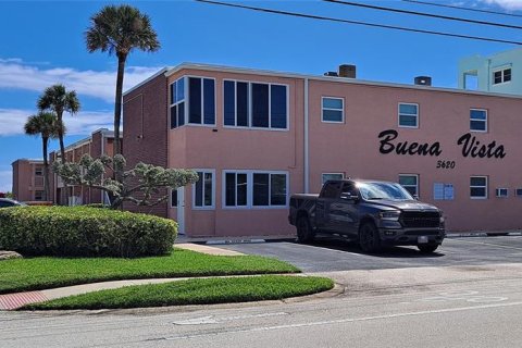 Condo in Cocoa Beach, Florida, 1 bedroom  № 1347049 - photo 1