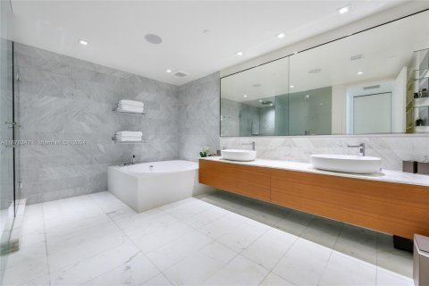 Condominio en venta en Bal Harbour, Florida, 2 dormitorios, 234.67 m2 № 1418556 - foto 13