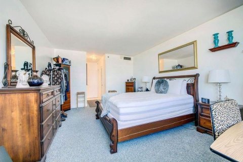 Condo in Miami Beach, Florida, 1 bedroom  № 1395931 - photo 19