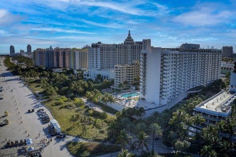 Condo in Miami Beach, Florida, 1 bedroom  № 1395931 - photo 8