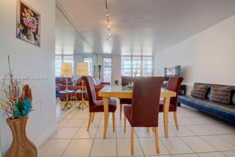 Condo in Miami Beach, Florida, 1 bedroom  № 1395931 - photo 13