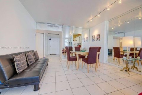 Condo in Miami Beach, Florida, 1 bedroom  № 1395931 - photo 16