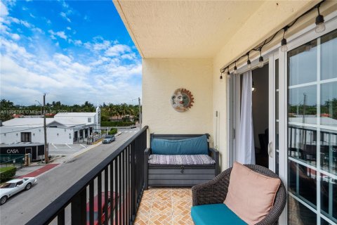 Condominio en venta en Surfside, Florida, 2 dormitorios, 107.77 m2 № 535823 - foto 21