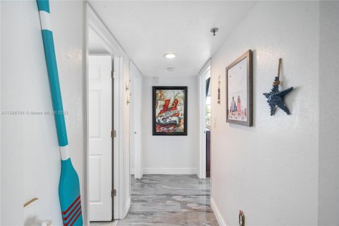 Copropriété à vendre à Surfside, Floride: 2 chambres, 107.77 m2 № 535823 - photo 23
