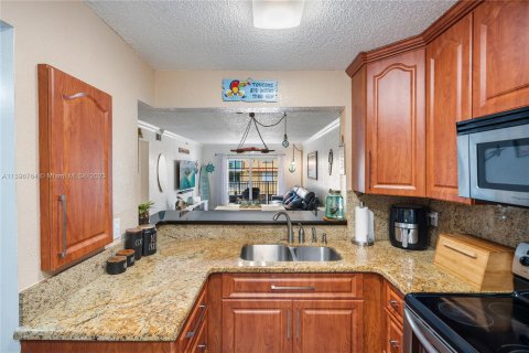 Copropriété à vendre à Surfside, Floride: 2 chambres, 107.77 m2 № 535823 - photo 14