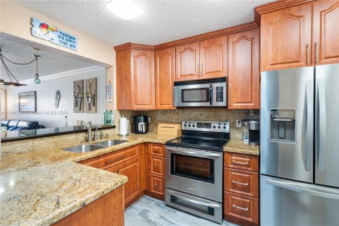 Condominio en venta en Surfside, Florida, 2 dormitorios, 107.77 m2 № 535823 - foto 12