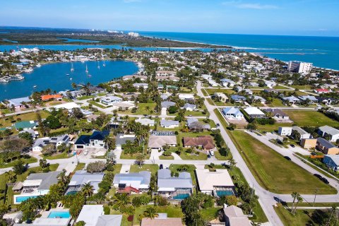 House in Hutchinson Island South, Florida 2 bedrooms, 107.49 sq.m. № 874459 - photo 1