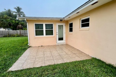 House in Hutchinson Island South, Florida 2 bedrooms, 107.49 sq.m. № 874459 - photo 3