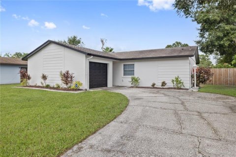 House in Tampa, Florida 3 bedrooms, 124.86 sq.m. № 1342779 - photo 1