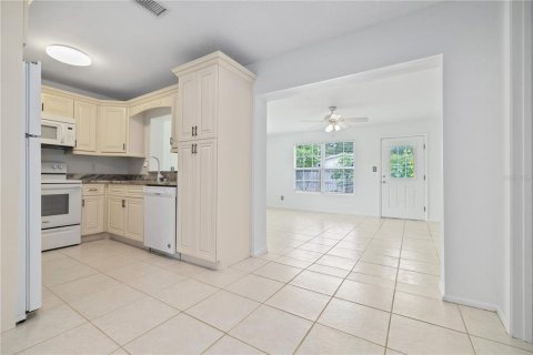 House in Tampa, Florida 3 bedrooms, 124.86 sq.m. № 1342779 - photo 7