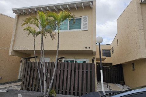 Townhouse in Miami Shores, Florida 3 bedrooms, 88.44 sq.m. № 1172752 - photo 1