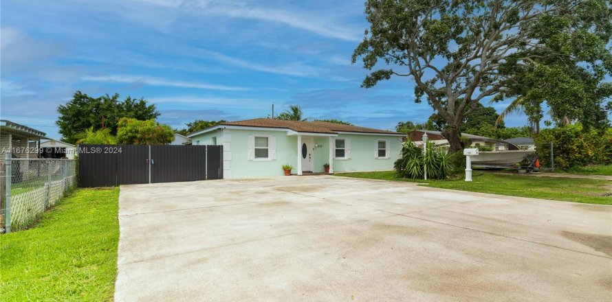 House in Homestead, Florida 4 bedrooms, 214.7 sq.m. № 1402830