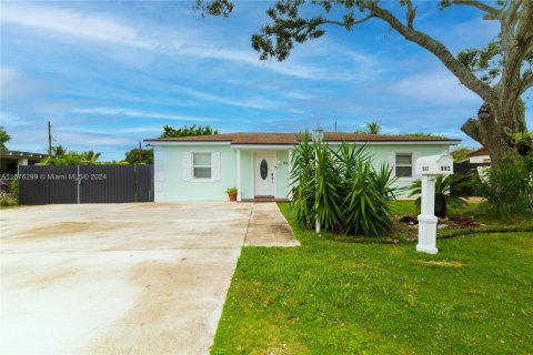 House in Homestead, Florida 4 bedrooms, 214.7 sq.m. № 1402830 - photo 2